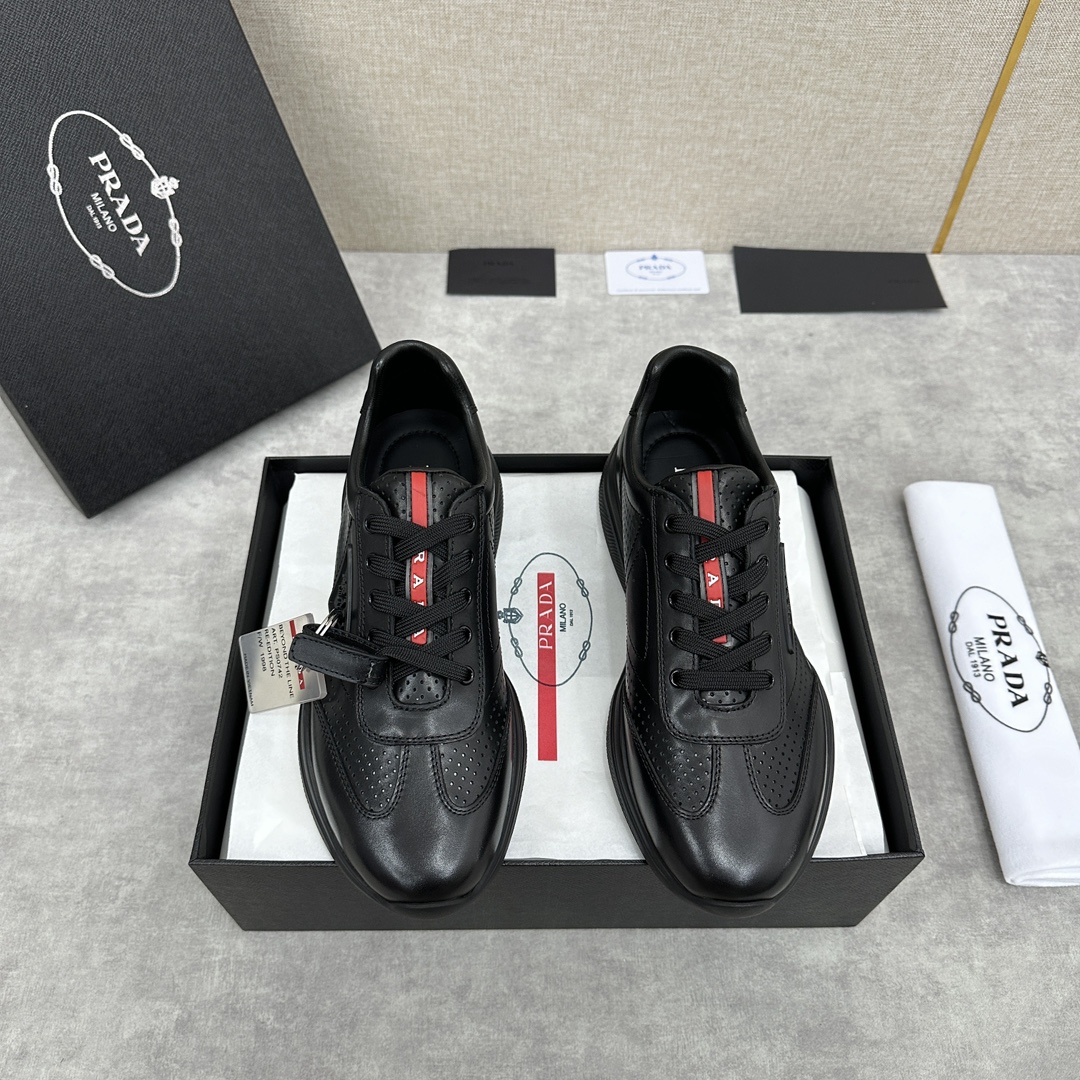 Black low-top lace-up sneaker